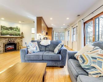 3 Mi to Uconn: Peaceful Home on Pine Lake - Coventry - Wohnzimmer