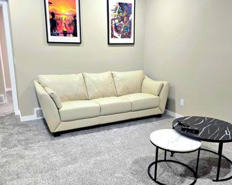 Private, Cozy, Luxury, Spacious One Bedroom Suite - Airdrie - Σαλόνι