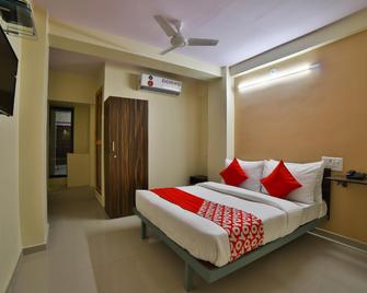 OYO Flagship 27974 Madhuram Arcade - Surat - Спальня