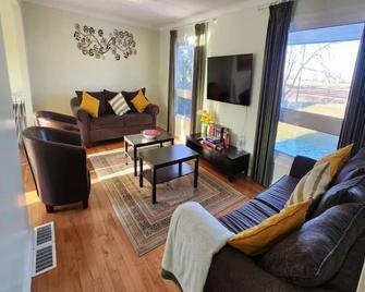 Spacious cottage retreat minutes from popular trails, restaurants and shopping. - Burlington - Living room