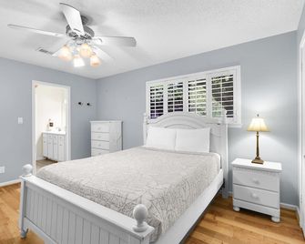 Getaway to the Guadalupe and stay ON the river! Charming cottage sleeps 6 - New Braunfels - Bedroom