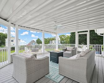 Spacious 4BR Home w/waterviews! Recently updated, game room, roof top deck. - Stevensville - Patio