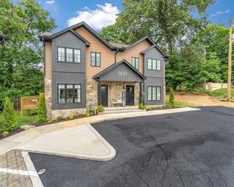 New, charming 3-bedroom townhome with all amenities in convenient location - Powell - Будівля