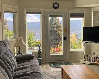 Lakeview Suite at Giants Head Mountain - Summerland - Living room
