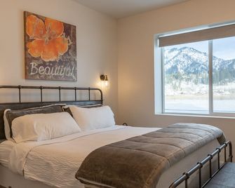 Mountain View Airpark Condo with Spacious Deck and Large Hangar near Jackson WY - Alpine - Kamar Tidur