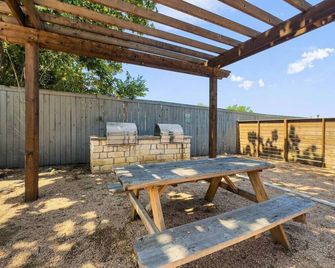 Mins 2 Dwntown - Private Retreat - Austin Cove - Austin - Patio