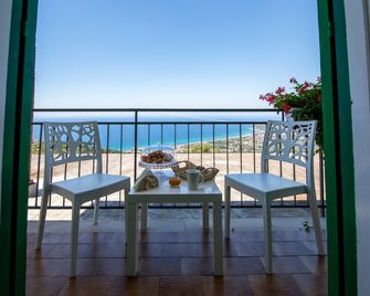 Hotel Ristorante Madonna Della Scala - קסטלאבטה - מרפסת
