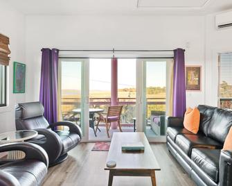 Boutique Hotel Folly Room 2: King Suite with large private balcony in the heart of Folly Beach - Folly Beach - Living room