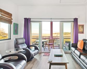 Boutique Hotel Folly Room 2: King Suite with large private balcony in the heart of Folly Beach - Folly Beach - Living room