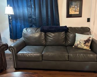 Rodeo Ranch: Shuffleboard, Near Seasonal Live Rodeo, Bunkbed, King Bed, Smoor - Mansfield - Sala de estar