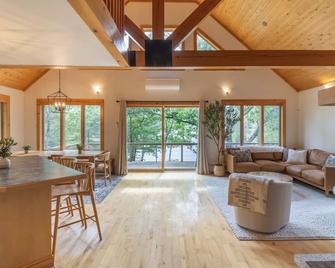 Ocean Front Home with Beautiful Views, Hot tub, Fire pit, Game room, Yoga Deck - Hancock - Living room