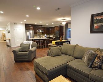 3987 - Upscale Townhouse Walk to Heavenly, Casino and Beach - South Lake Tahoe - Living room