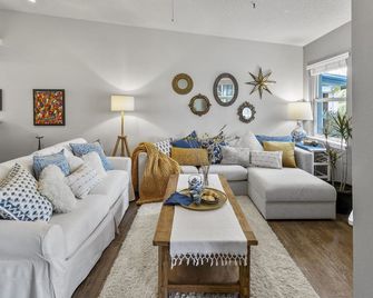 5 minutes to private Siesta Key Beach + 2 heated pools and pickleball courts - Siesta Key - Living room