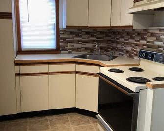 Private and cozy house with one bedroom and one bathroom and WiFi - Perth Amboy - Kitchen
