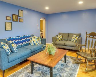 Dog-Friendly Fitchburg Vacation Rental, Hike and Ski - Fitchburg - Sala de estar