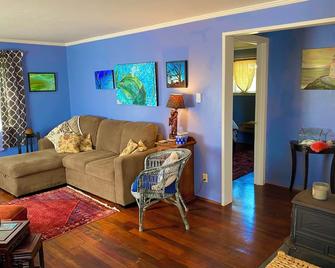 Ocean Park Beach Cottage - Ocean Park - Living room
