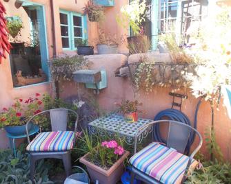 Red Cat House Vacation Apartment - Taos - Patio