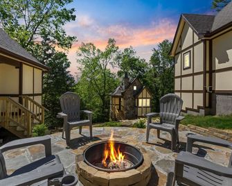 Woodland Retreat at Tudor suites - Eureka Springs - Binnenhof