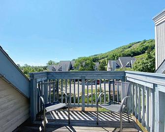 Modern Mountainside Ski In/Ski Out Studio at Blue - The Blue Mountains - Balcony