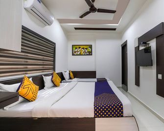 Hotel Atithi - Oposite Shreeji Hospital - Rajkot - Спальня