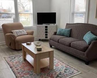 Lovely rental within minutes from downtown. Unit B - Alburquerque - Sala de estar