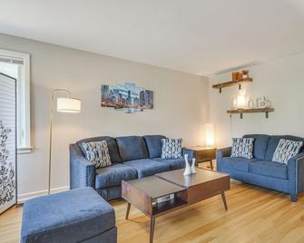 Home with Fenced Yard 13 Mi to Downtown Chicago! - Evanston - Living room