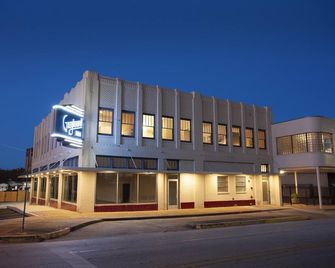 Greyhound Inn - Accessible King Suite - Tyler - Building