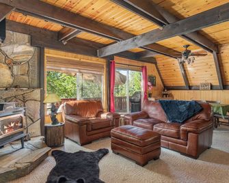 The Cozy Cub: Air Conditioning, Dog Friendly, Pool Table, Private Lakes In Bls - Arnold - Living room