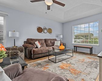 Inviting 2br Half-Plex-Equipped Kitchen & Garage - Keizer - Sala de estar