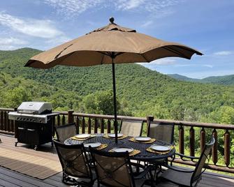 New Listing - Luxury log home with stunning views - Pittsfield - Balcón