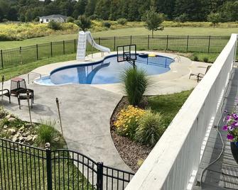 Ithaca, Ellis Hollow Retreat with heated Pool & Hot Tub - Ithaca - Pool