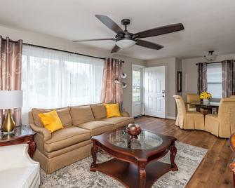 Stylish & Cozy 2br Home Great Location & Comfort - Kettering - Living room