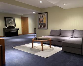Milwaukee 4 bedroom+ House with In-ground pool - Brookfield - Living room