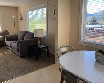 Comfortable 3 Bedroom 1 Bath - Ketchikan, Ak - Ketchikan - Living room