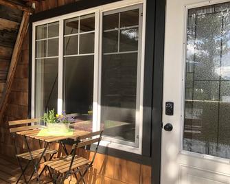 Cooks and Puppies Hideaway - Jade City - Patio