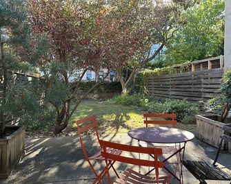 Charming Modern Garden Apartment - New York - Patio