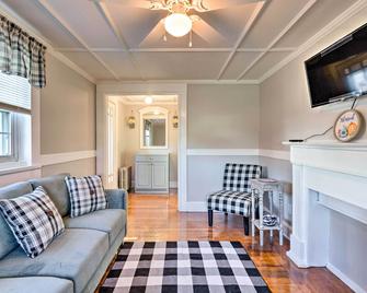 Newport House 3 Mi to Beaches & Bowens Wharf! - Newport - Living room