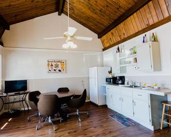 Ash Creek Suite - In Downtown Historic Hermann - Hermann - Kitchen