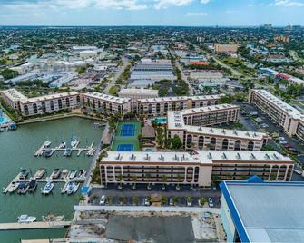 Marco Island Waterfront Condo - Beautiful Remodel! Now Sleeps Six (6) - Marco Island - Bâtiment