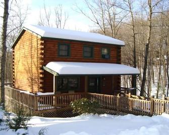 The Cardinal log cabin. Wrap around deck, firepit. Next to Pipestem resort park. - Pipestem - Building