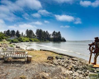 Waterfront Coos Bay Retreat with Kayaks! - Coos Bay - Beach