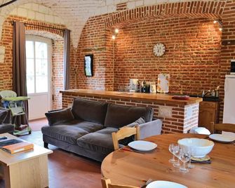 Awesome Home In Gouy Saint Andre With Wifi - Gouy-Saint-André - Вітальня