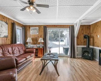 The Birch: Your home away from home! - Alban - Living room