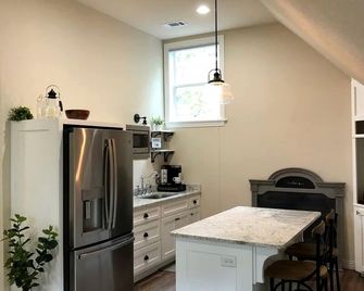 Cozy Farmhouse Loft Retreat with Garage & Scenic Views in Siloam Springs, Arkansas - Siloam Springs - Küche