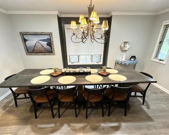 Holiday at Pickwick lake minutes away from both marinas! Kid friendly. - Counce - Dining room