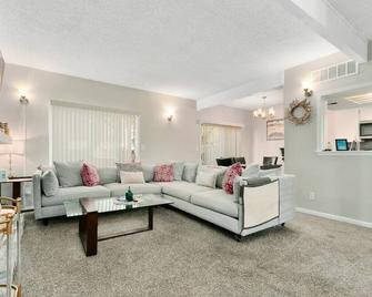 2br/1.5ba|townhouse 1king2queen|quiet - Lenexa - Living room