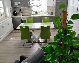 Nice little holiday house in a prime old town location, newly 2017 - Bad Windsheim - Küche
