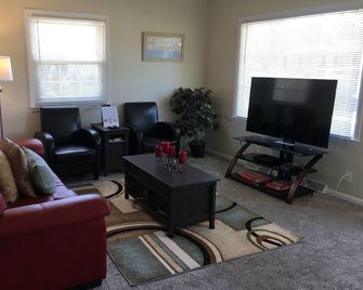 Stately! Professionally Cleaned, Self Check In - Sleeps 10 - Racine - Living room