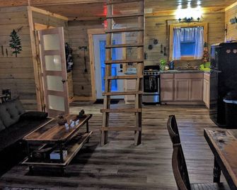 Riverside Blue~Charming clean cabin on Rockcastle River! Pretty + forest themed! - East Bernstadt - Living room