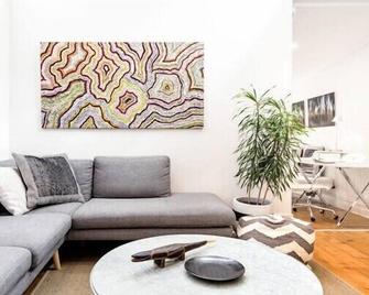 Albert Park Victorian House with Style and Art Gallery - Melbourne - Living room